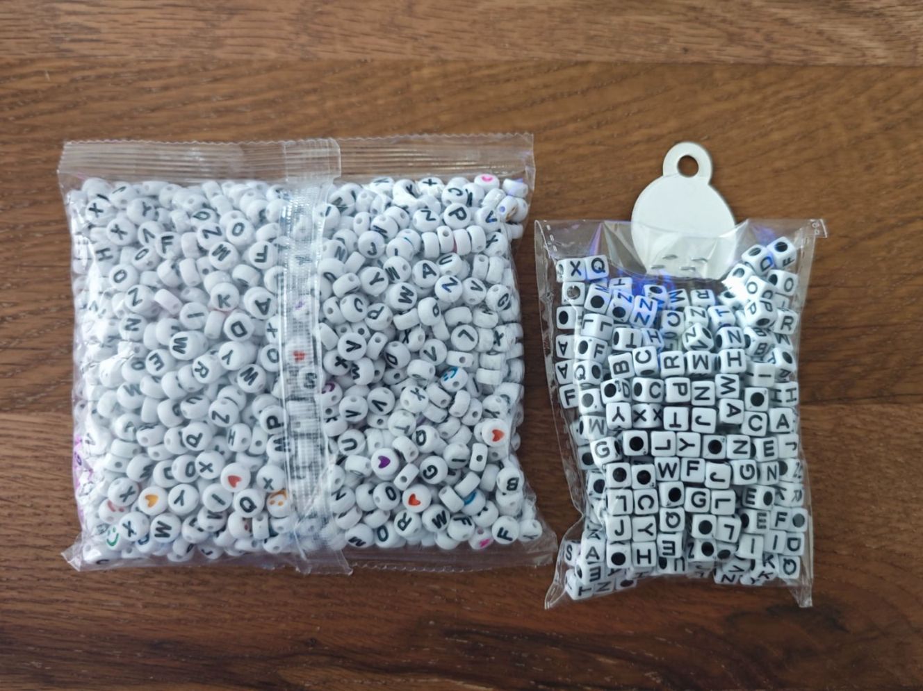 Perle (finte): Baselperlen Buchstaben über 1000 Stück – Nuovo e nell'imballaggio originale da Bülach venduto da mastika82