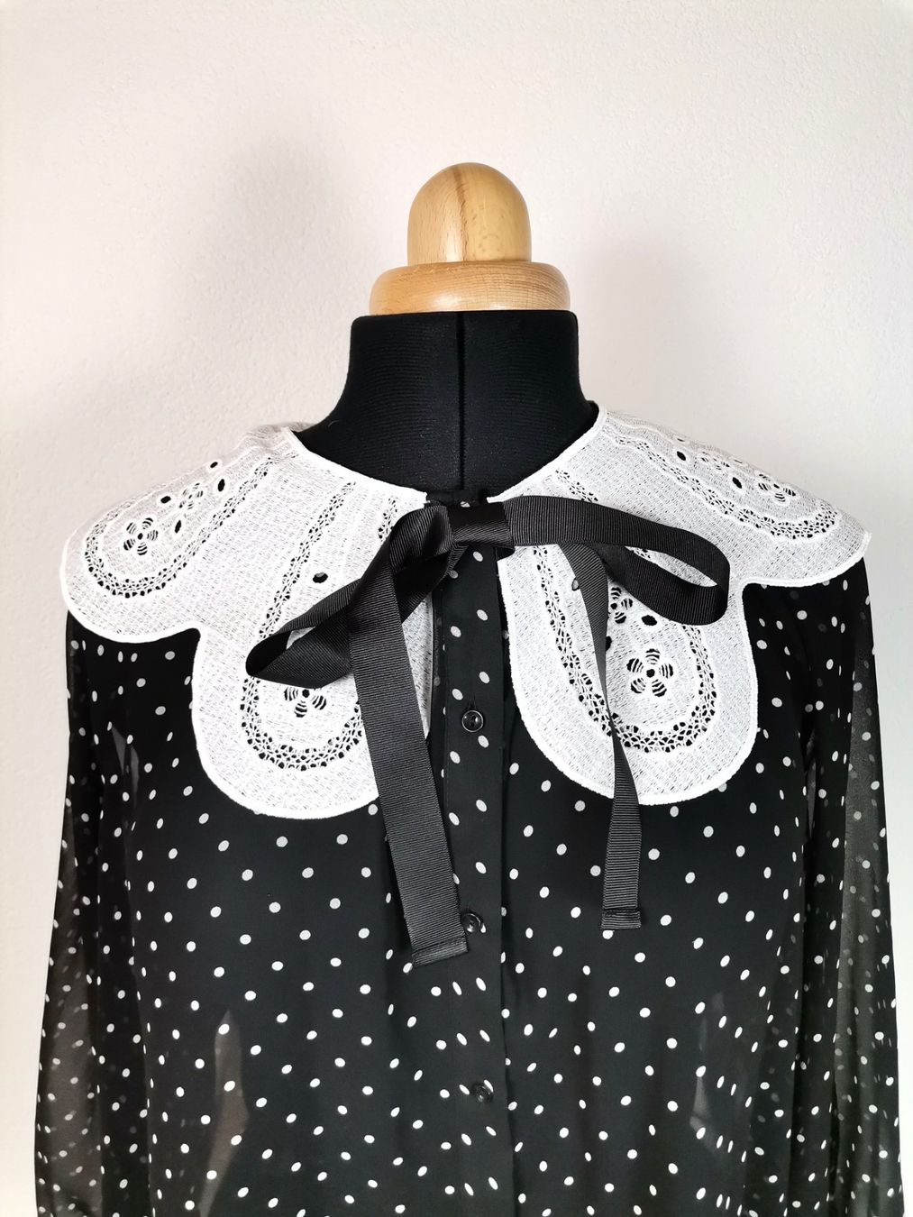 Zara Camicette: ZARA Polka Dot Sheer Bluse mit Spitzenkragen – Usato da Schaffhausen venduto da Restwert_SH 4
