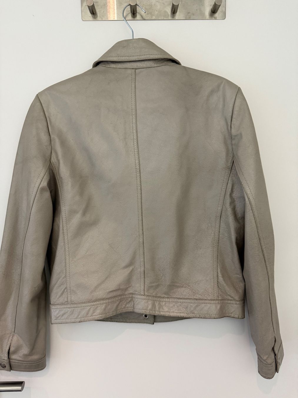 Giacche: Vintage Echtlederjacke Gr. 42 silber von Leonardo – Usato da Oetwil an der Limmat venduto da Prinzaessli123 1