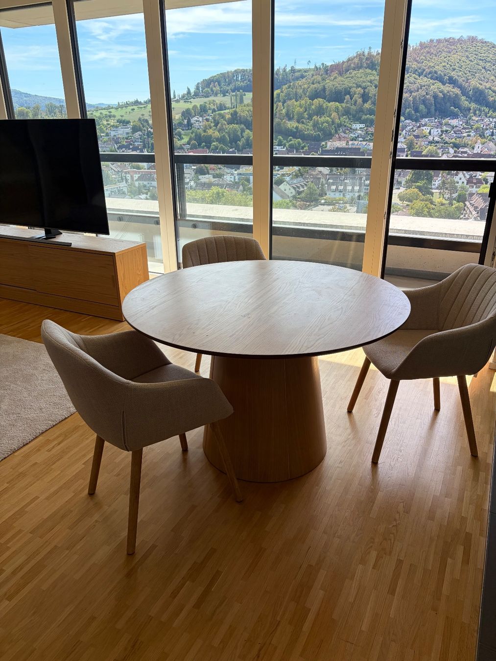 Jysk Tischset: Jysk Round table 120 cm with 4 chairs – Gebraucht aus Pratteln von nad_b9cx 2