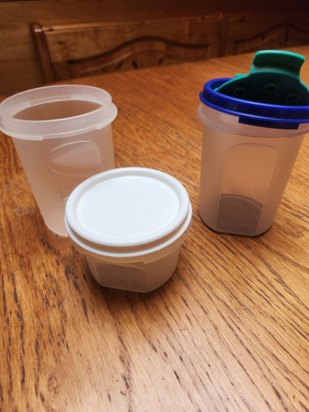 Tupperware Behälter & Ähnliches: Tupperware Käsestreuer und 2 Behälter – Gebraucht aus Gstaad von Meiel2020 1