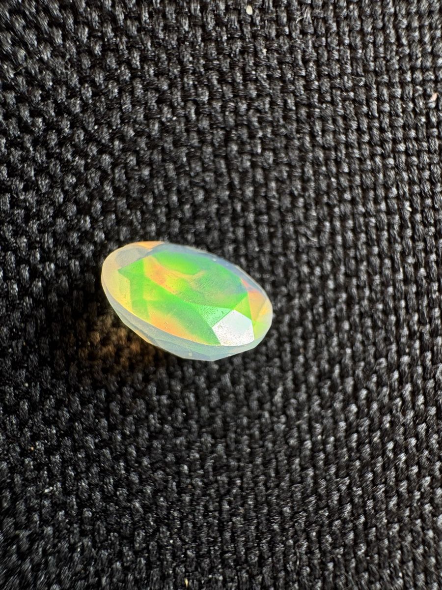 Edelsteine: Äthiopischer Opal 1.3 ct – Neu und originalverpackt aus Wängi von Horus90
