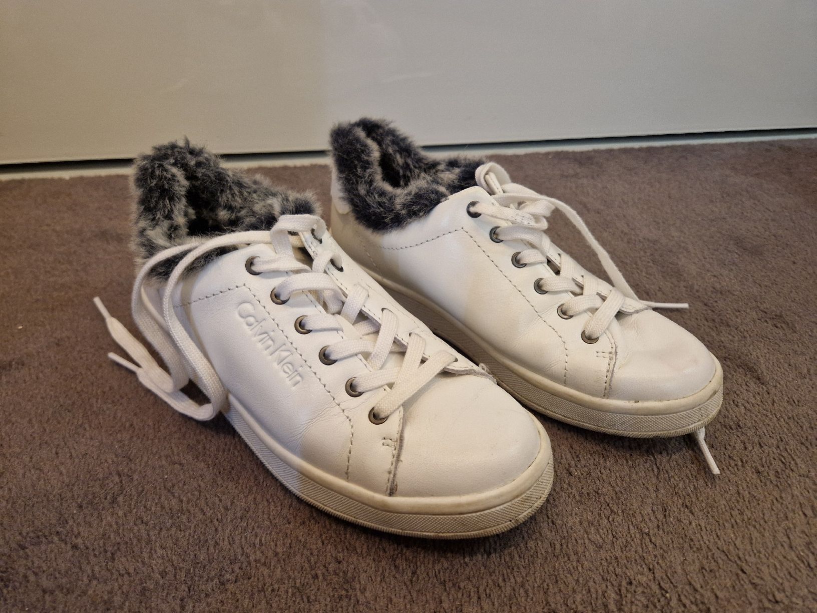 Calvin Klein Scarpe da uomo: Calvin Klein Sneaker mit Fellbesatz - Gr. 34 – Usato da Kaisten venduto da Amore_Rio