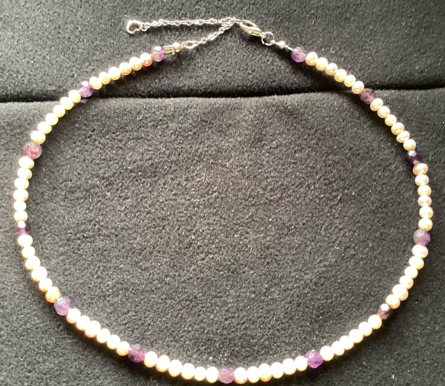 Catenine: elegante Edelstein Kette: Amethyst + Süsswasserperle – Nuovo e nell'imballaggio originale da Laax GR venduto da krippenfiguren-laax 1