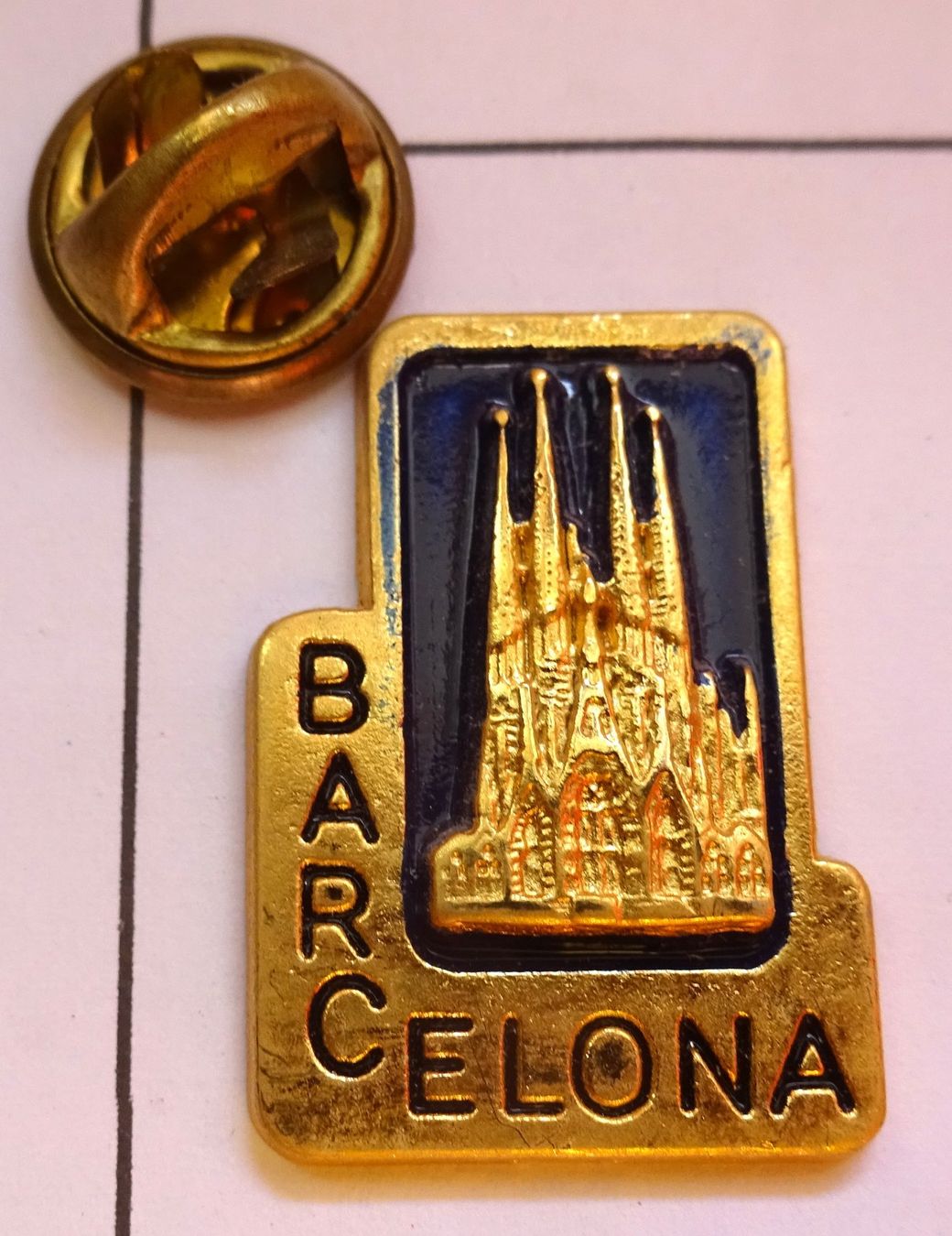 Placchette & Badge: Pin Barcelona Spanien Kirche – Usato da Utzenstorf venduto da BUtter81