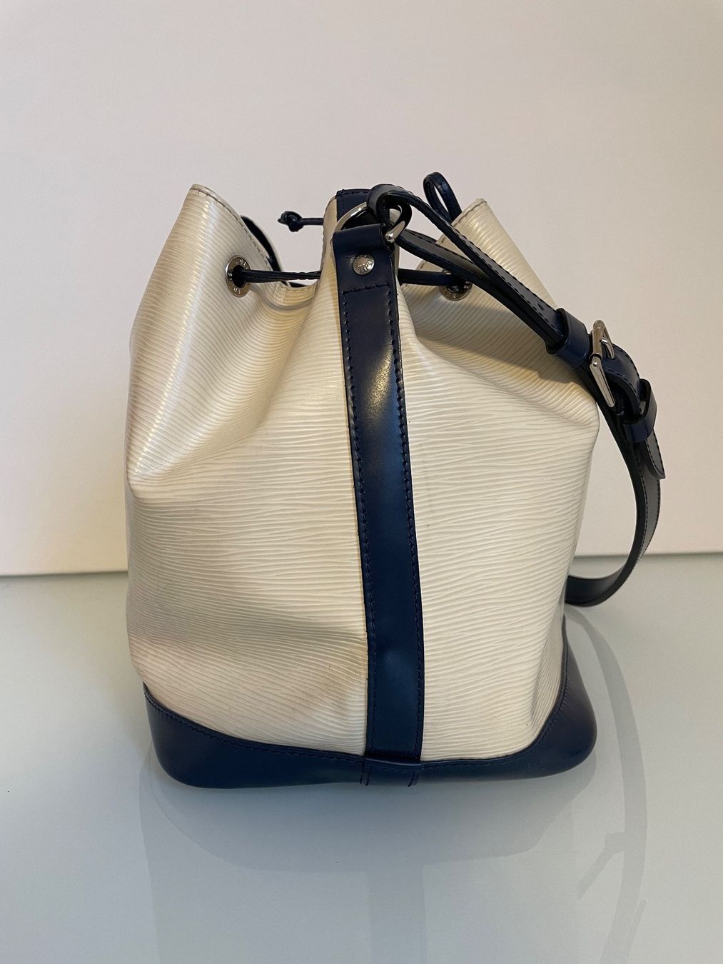 Louis Vuitton Borse da donna: -Louis Vuitton Petit Noe weiss blau – Usato da Hittnau venduto da LuxAndMore 2