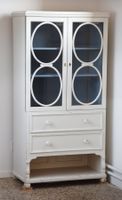 Weiss lackierte Schrank