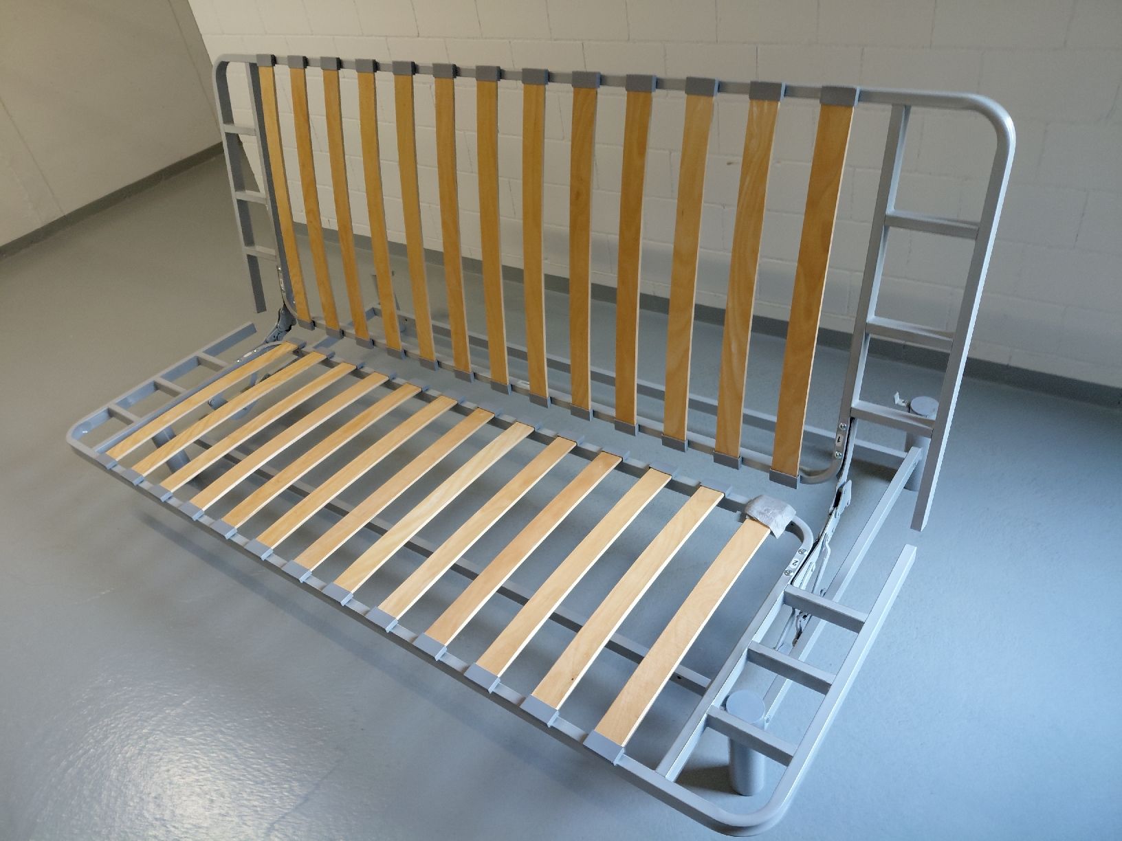 Divani: Sofabett mit Metallrahmen, funktioniert einwandfrei – Usato da Cham venduto da srb_26vq 4