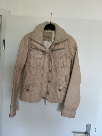 Lässige beige Lederjacke