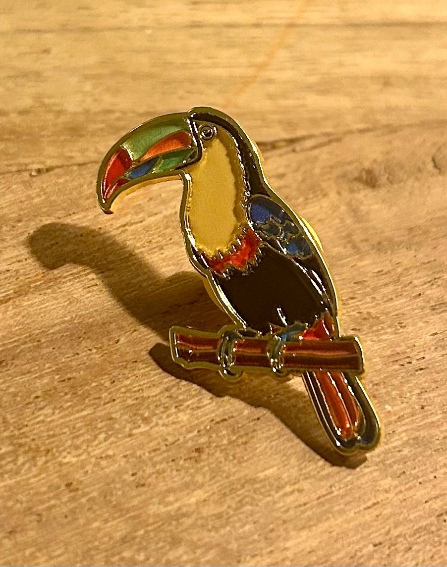 Plaquettes & Badges: Pin Vogel Tukan – Neuf avec emballage d'origine à Geneve par vane267