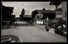Aeschi ob Spiez, Dorfstrasse mit Wohnh