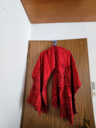 Foulard WENSLI rouge motif fleuri taille 185x62cm 