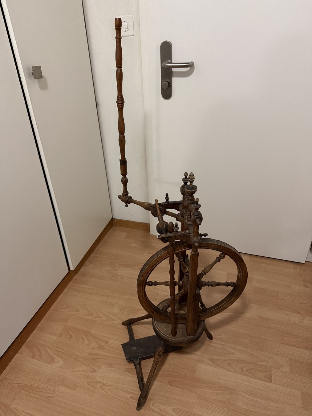Spinnräder: Antikes Spinnrad aus Holz – Gebraucht aus Aarburg von Codajolu