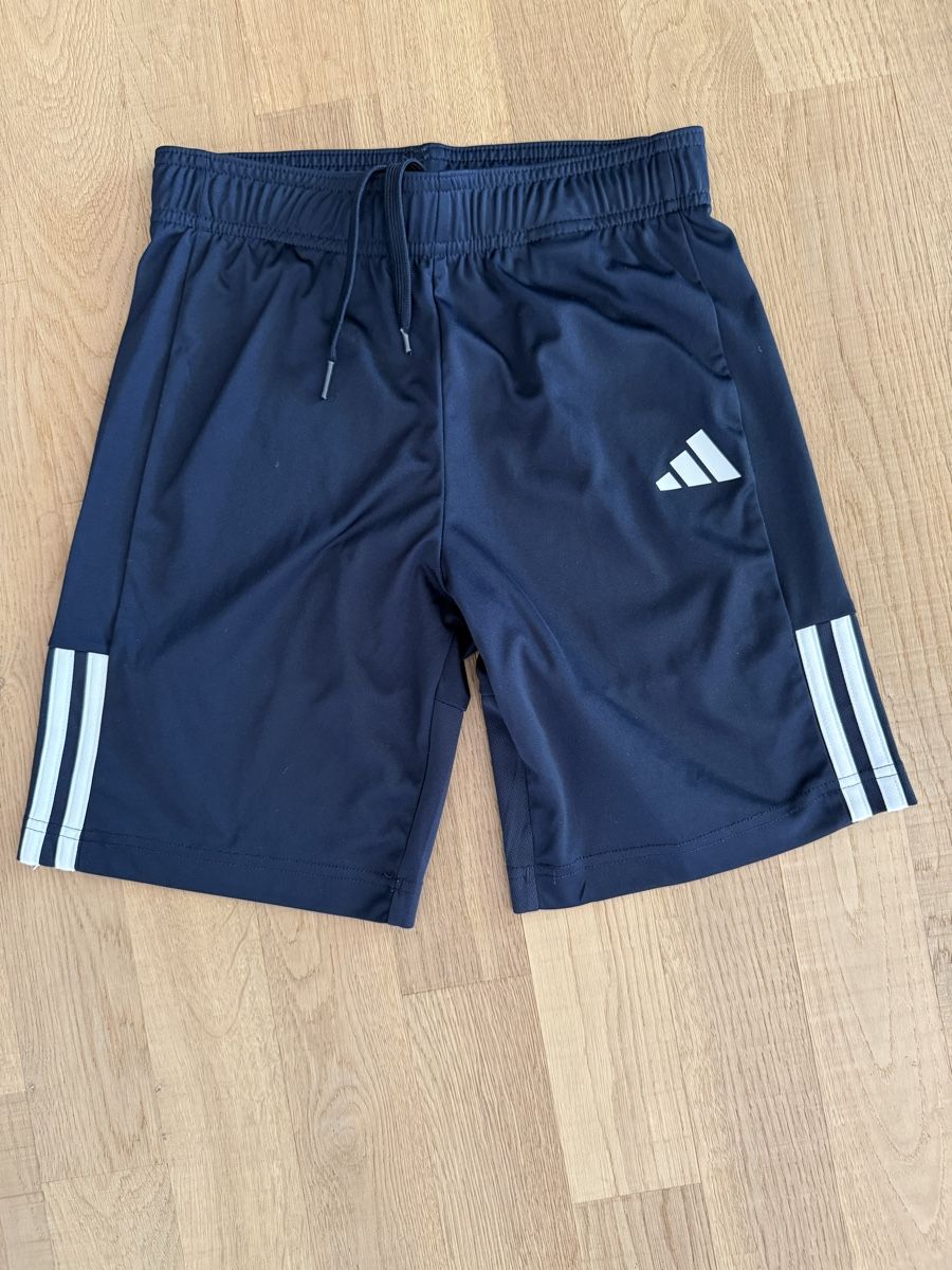 Adidas Pantaloni: Adidas Trainingsshorts, Grösse 152 – Usato da Kleinbösingen venduto da jowy1969
