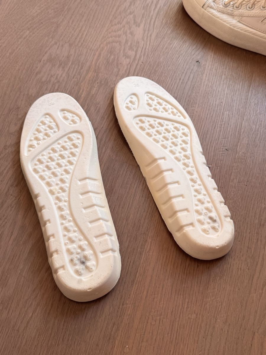 Scarpe da donna: Warrior Sneakers Cream Size 39 Used – Usato da Zürich venduto da tan_7szg 6