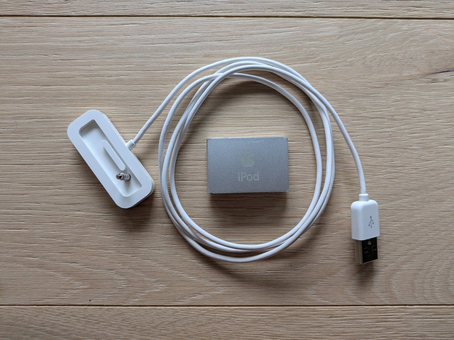Apple Tragbarer Mediaplayer: iPod shuffle 2GB with usb cable/dock – Gebraucht aus Vessy von Krono5 1