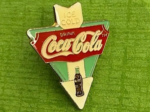 Coca-Cola Placchette & Badge: Coca-Cola Eiswürfel Pin – Usato da Itingen venduto da Bebbi6569