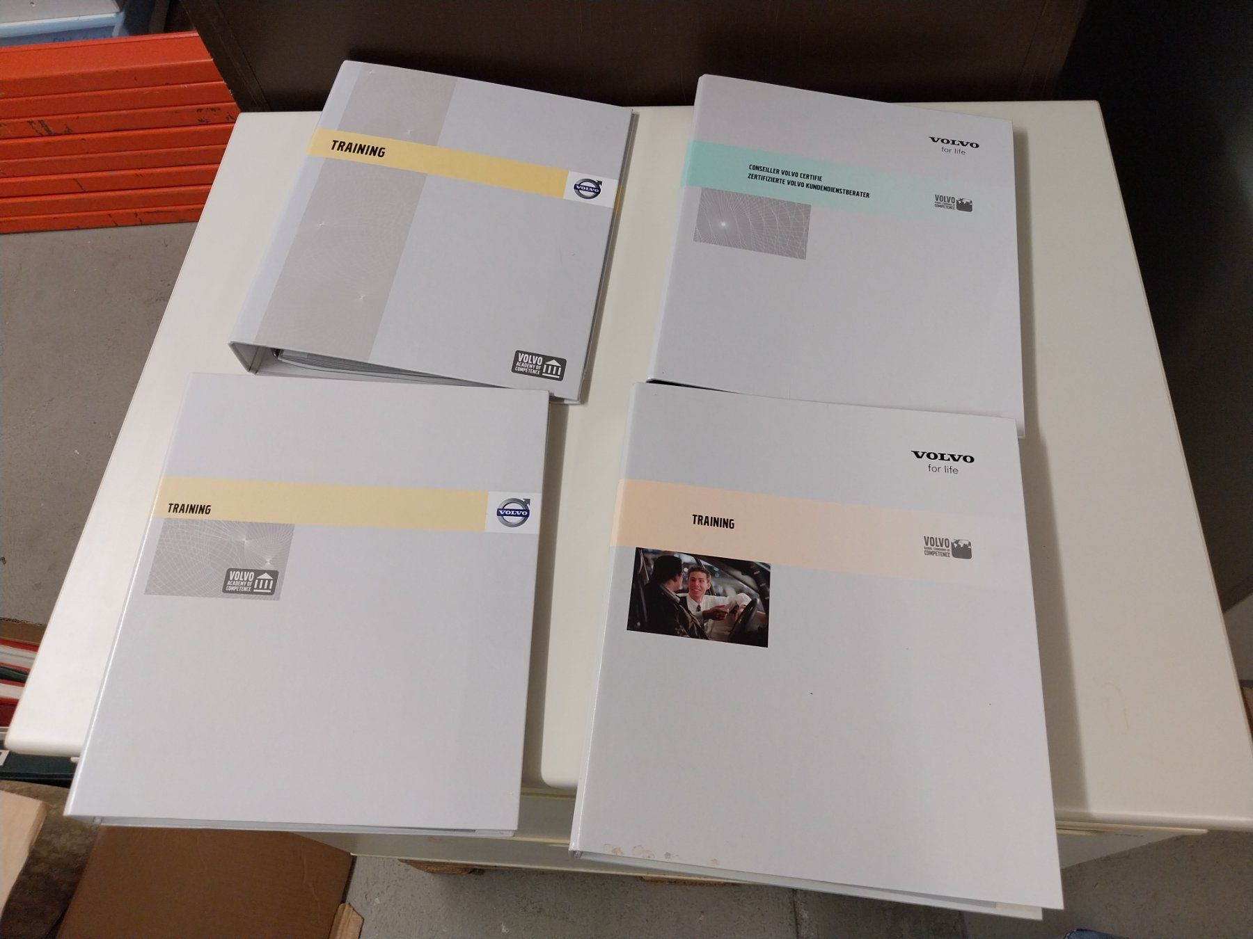 Volvo Documents: Volvo Trainingsordner – D'occasion à Weingarten-Kalth par Bettelbruenneli