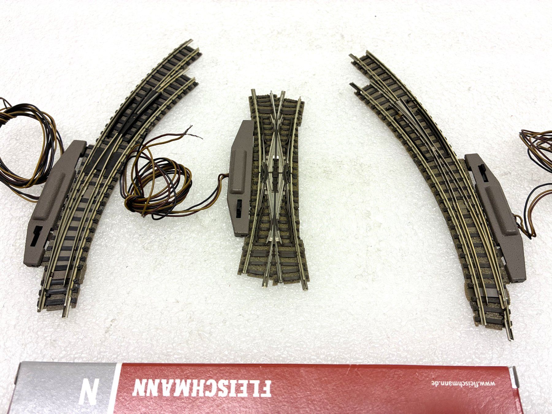Fleischmann Modellini di ferrovie: Fleischmann N: 2x el. Bogenweichen R/L - 1 Kreuzungsweiche – Usato da Thun venduto da retoolinoo 2