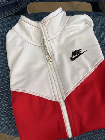 Veste de sport Nike rouge et blanche en bon état