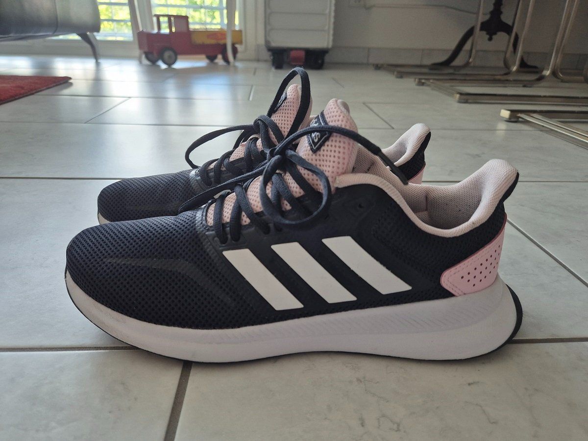 Adidas Chaussures femmes: Adidas Turnschuhe, Grösse 42 dunkelblau – D'occasion à Thun par Sheepli