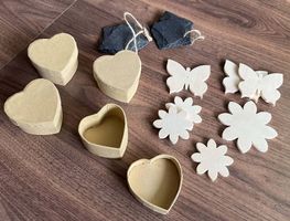 Diverses Batelmaterial aus Holz, Schiefer und Karton