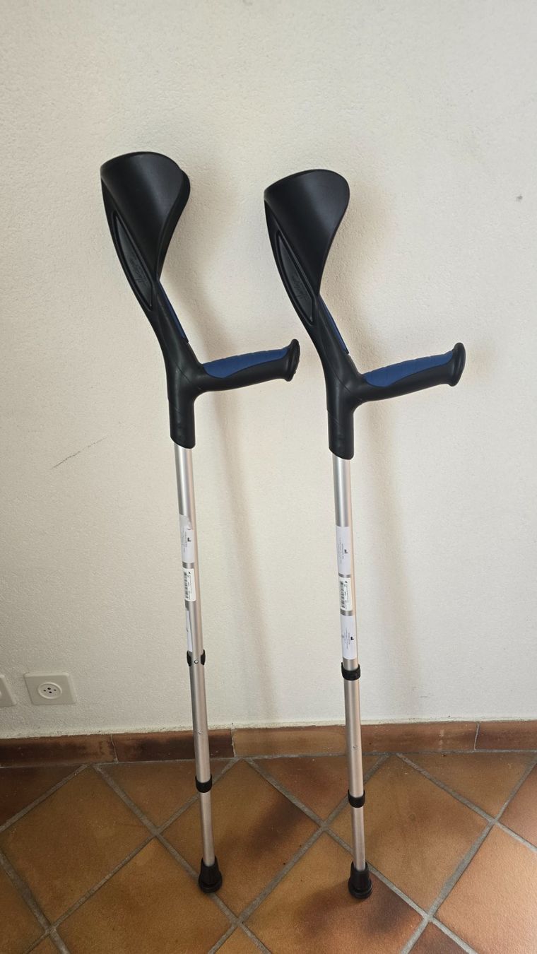 Attrezzature mediche: New Herdegen crutches – Usato da Chavannes-des-Bois venduto da sarahzo