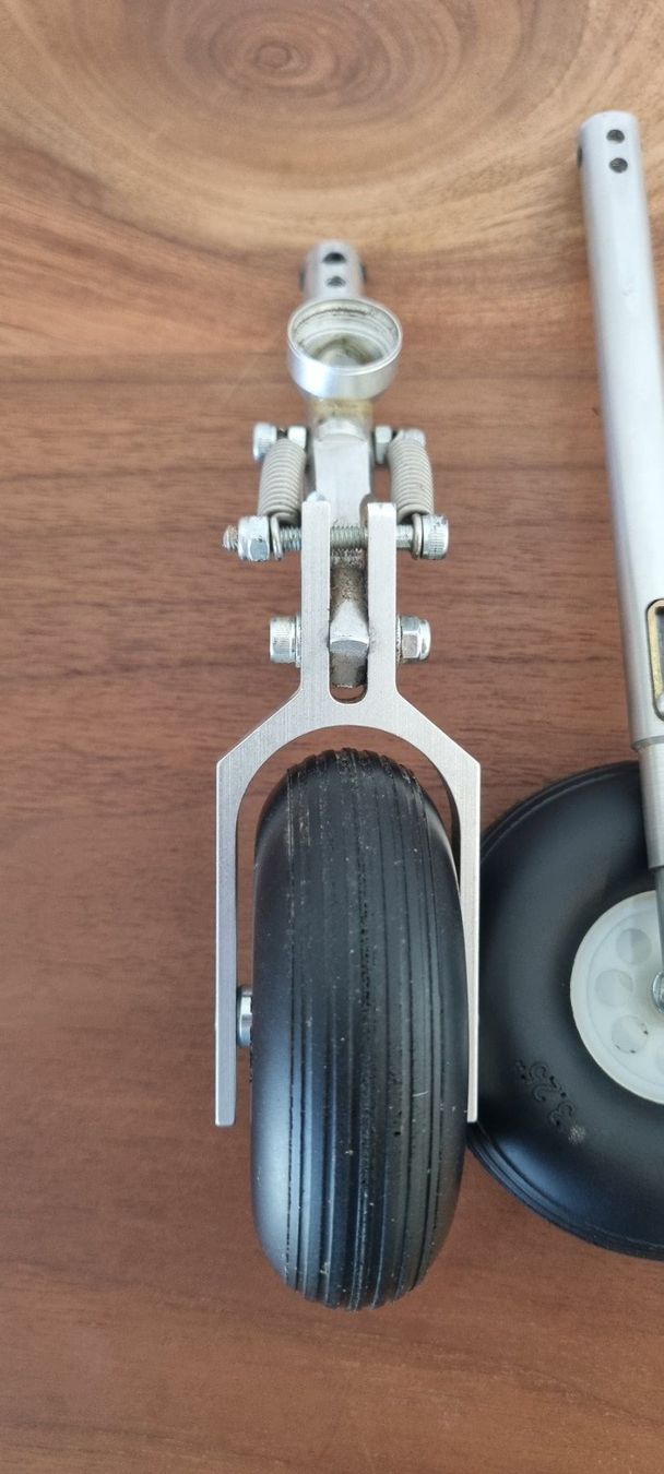 Modellismo RC: Modellflugzeugfahrwerk gefedert – Usato da Pfeffikon LU venduto da Andy1969 2