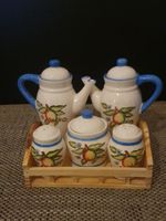 Kleines Set aus Keramik mit Tablett