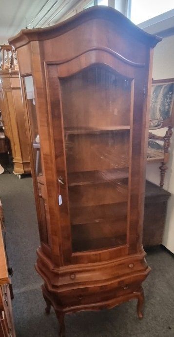 Vetrine: Schöne Stilmöbel Vitrine Nussbaum – Usato da Flums venduto da Flumsantik