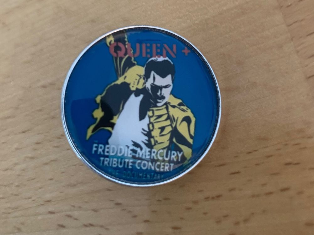 Queen Pin Anstecker Punk Rock Metal Pop (Neu (gemäss Beschreibung)) in ...