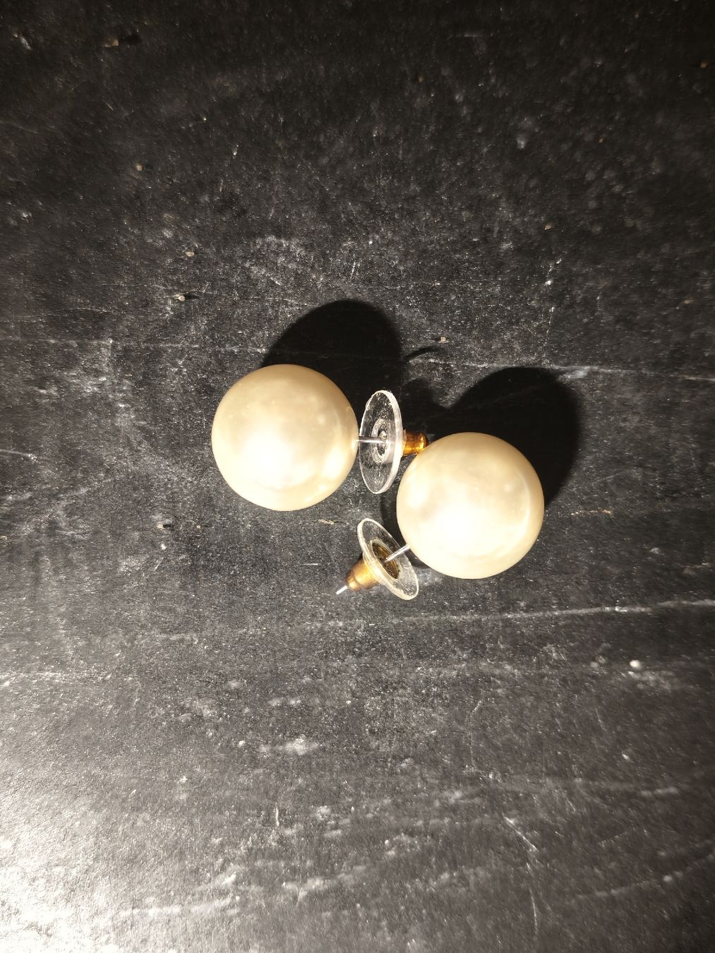 Ohrringe & -stecker: Ohrstecker Perlenimitat rund cremefarben – Gebraucht aus Bern von sam_draga99 1