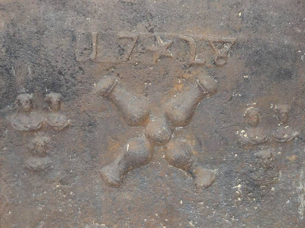 Camini: Plaque en fonte de 1728 pour cheminée – Usato da Puidoux venduto da Opela 1