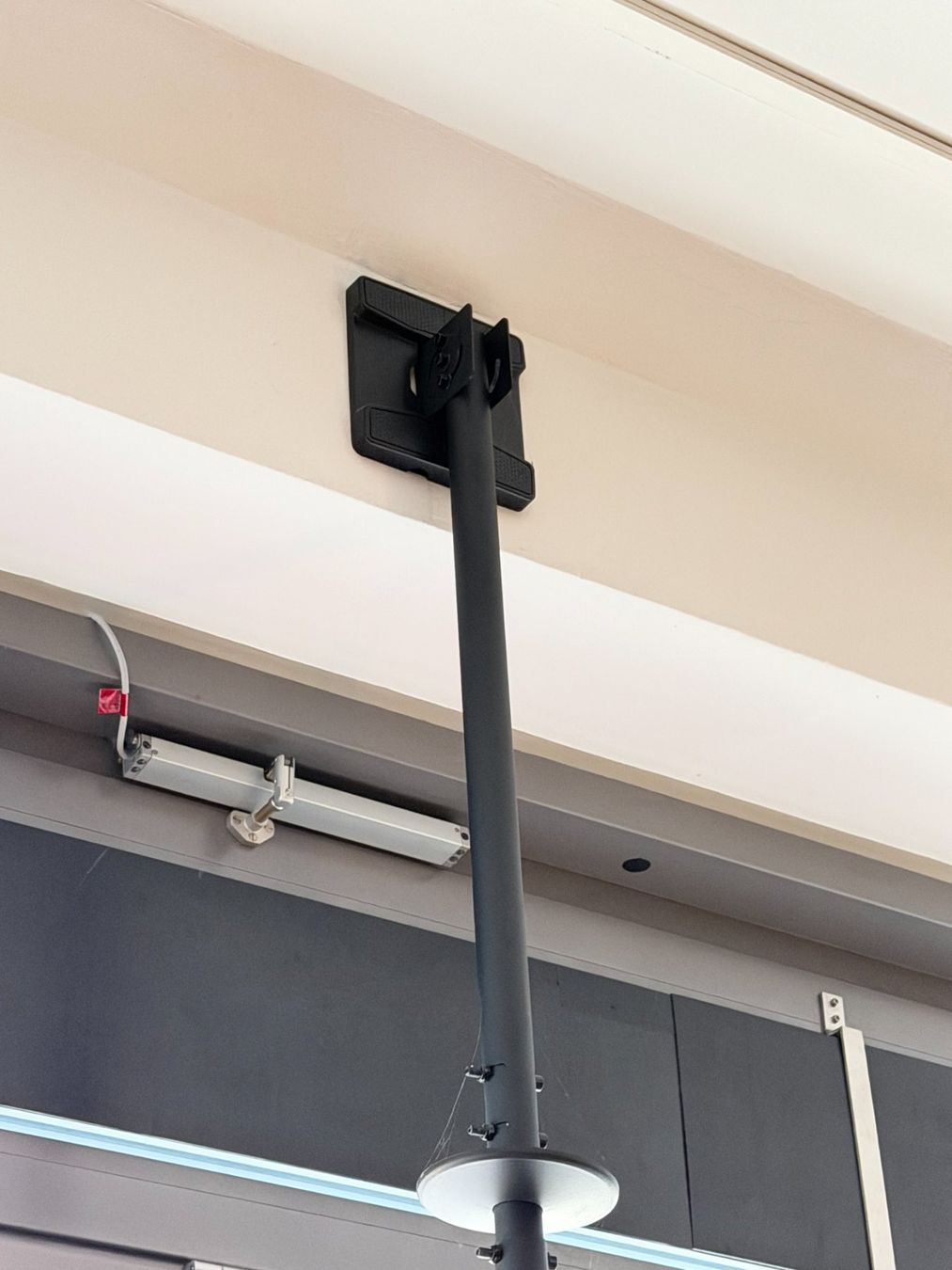 Supporti a parete: Ceilingmount LS – professionelle TV-Deckenhalterung – Usato da Olten venduto da antonio.troia 5