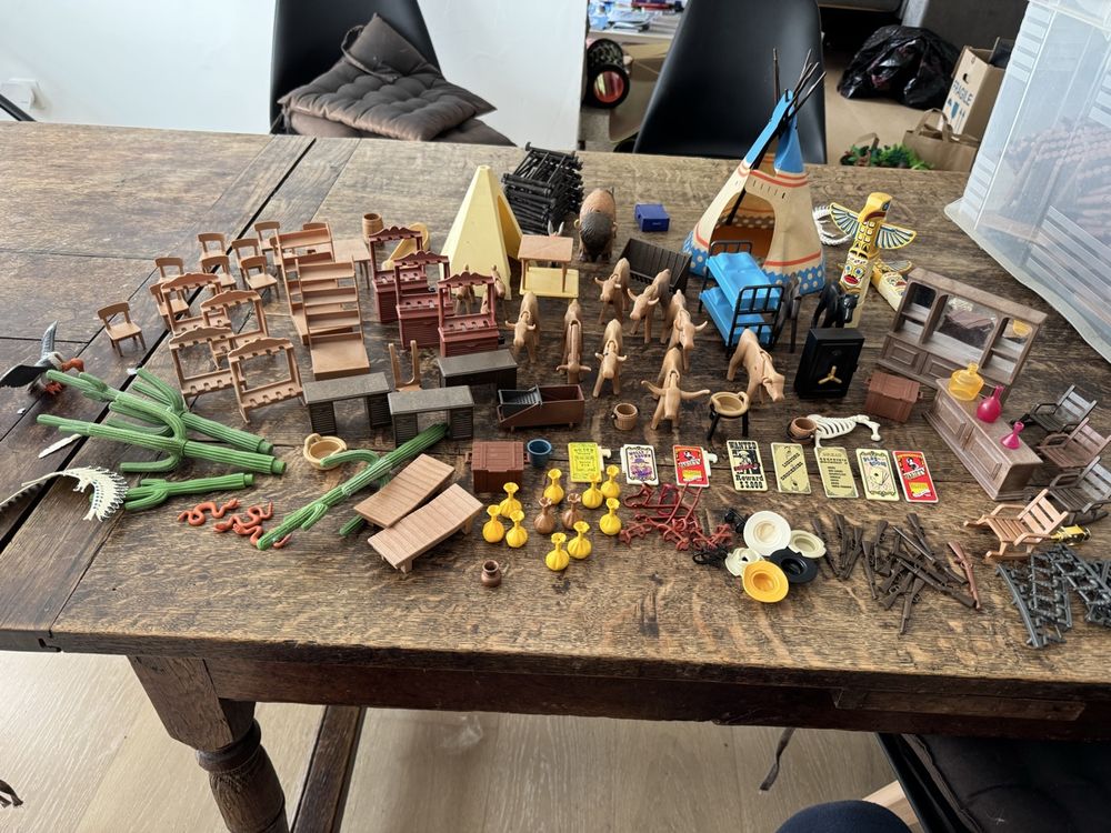 Lot PLAYMOBIL Divers Personnages Meubles Et Accessoires - Occasion