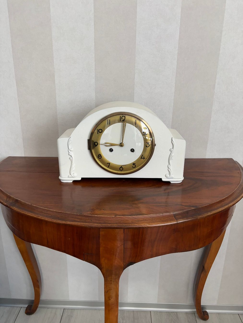 Orologi da terra & Orologi da parete: Antike Buffetuhr in weiss um 1940 – Usato da Jegenstorf venduto da Hibiscus11 3
