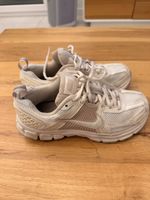 Baskets Nike Vomero 5 beige taille 36.5 état correct