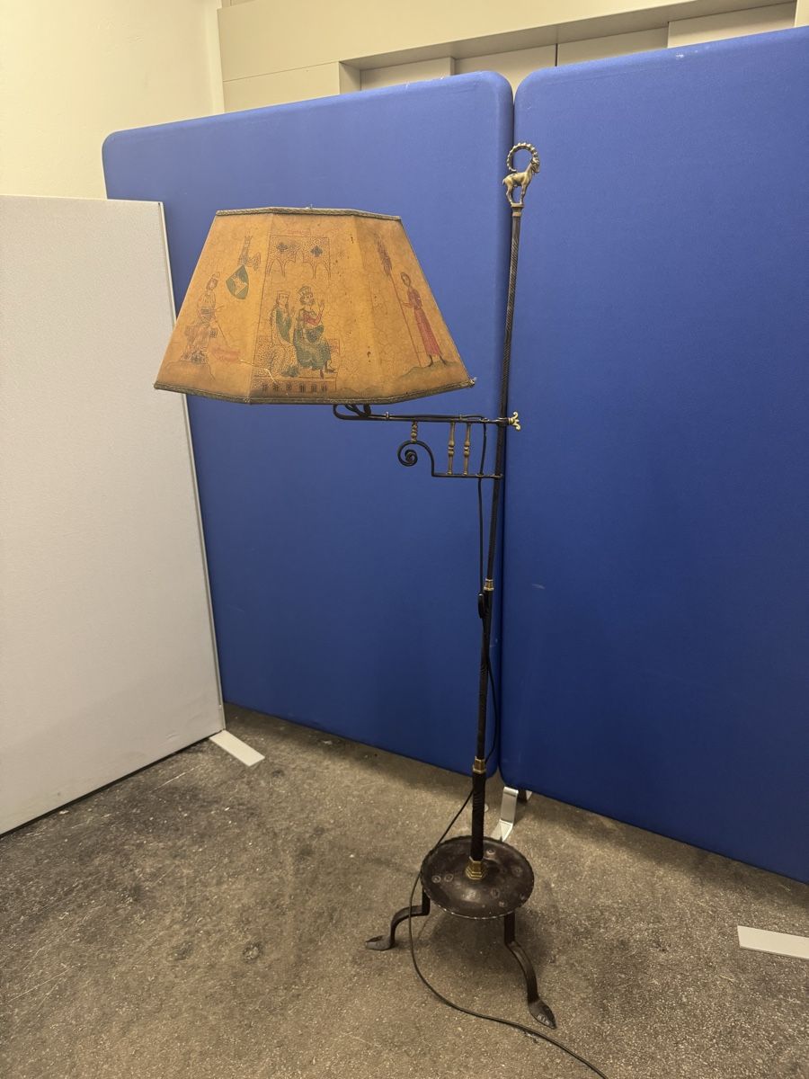 Lampade: Antike Stehlampe, Eisen m. mittelalterlichem Pergamentschirm – Usato da Bern venduto da samryan 1