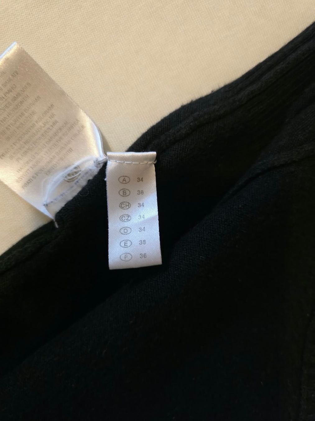 Pullover & Sweatshirts: Schwarzer Herbst Pullover mit V-Ausschnitt, Gr. 34 – Gebraucht aus Kriens von ang_fg7r 2