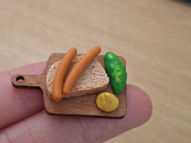 Case e mobili per bambole: Wienerli auf Brot mit Essiggurke – Nuovo (secondo la descrizione) da Zürich venduto da HandmadeTinyFood 1