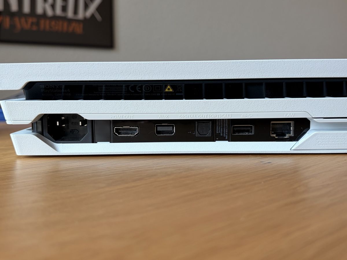 Sony Console: Sony Ps4 Pro 1TB Weiss inkl. 2 Controller & 11 Spiele – Usato da Bern venduto da cycloor 3