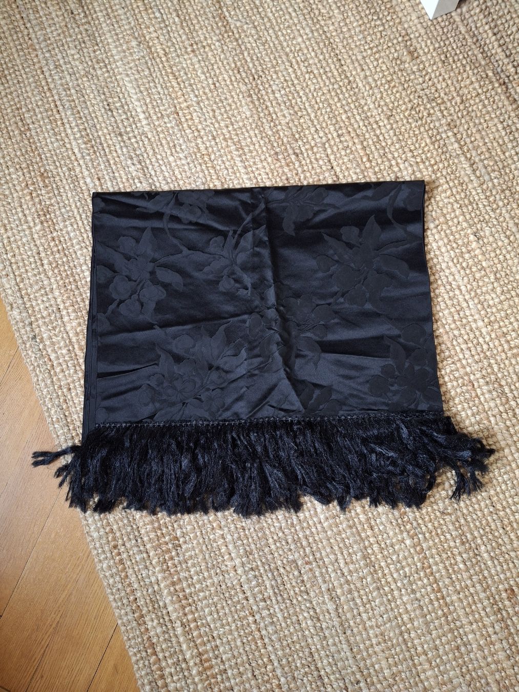 Foulard & Sciarpe: Grande étole noire rigide  – Usato da Lausanne venduto da Cognitia 1