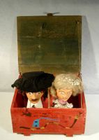 Zauberkasten mit Pappmacheefiguren