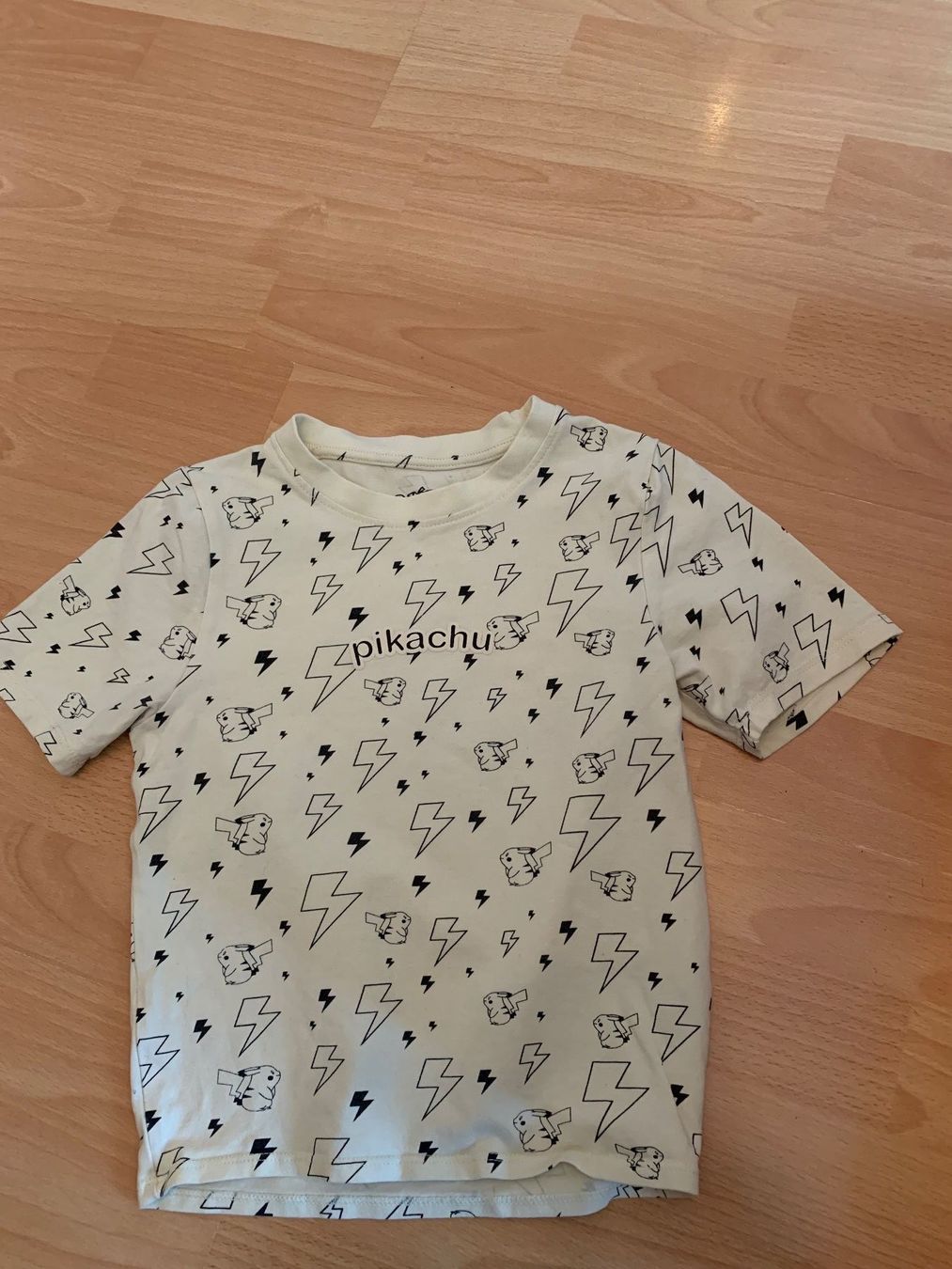 T-Shirts: Joli crop top Pokemon Pikachu taille xs – Gebraucht aus MEYRIN von Gwendo10