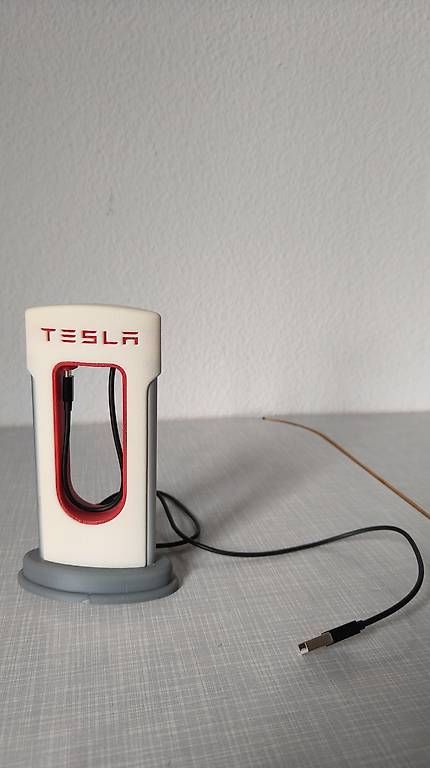 Caricabatterie: Tesla Supercharger Smartphone Ladestation – Usato da Bern venduto da wade99