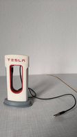 Tesla Supercharger Smartphone Ladestation