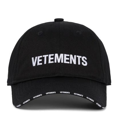 Vetements Cap schwarz weiss Damen