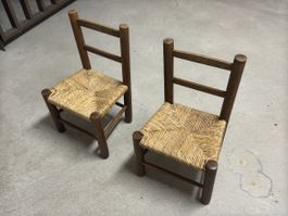 2 kleine rustikale Holzstühle mit Stroh-Sitzfläche