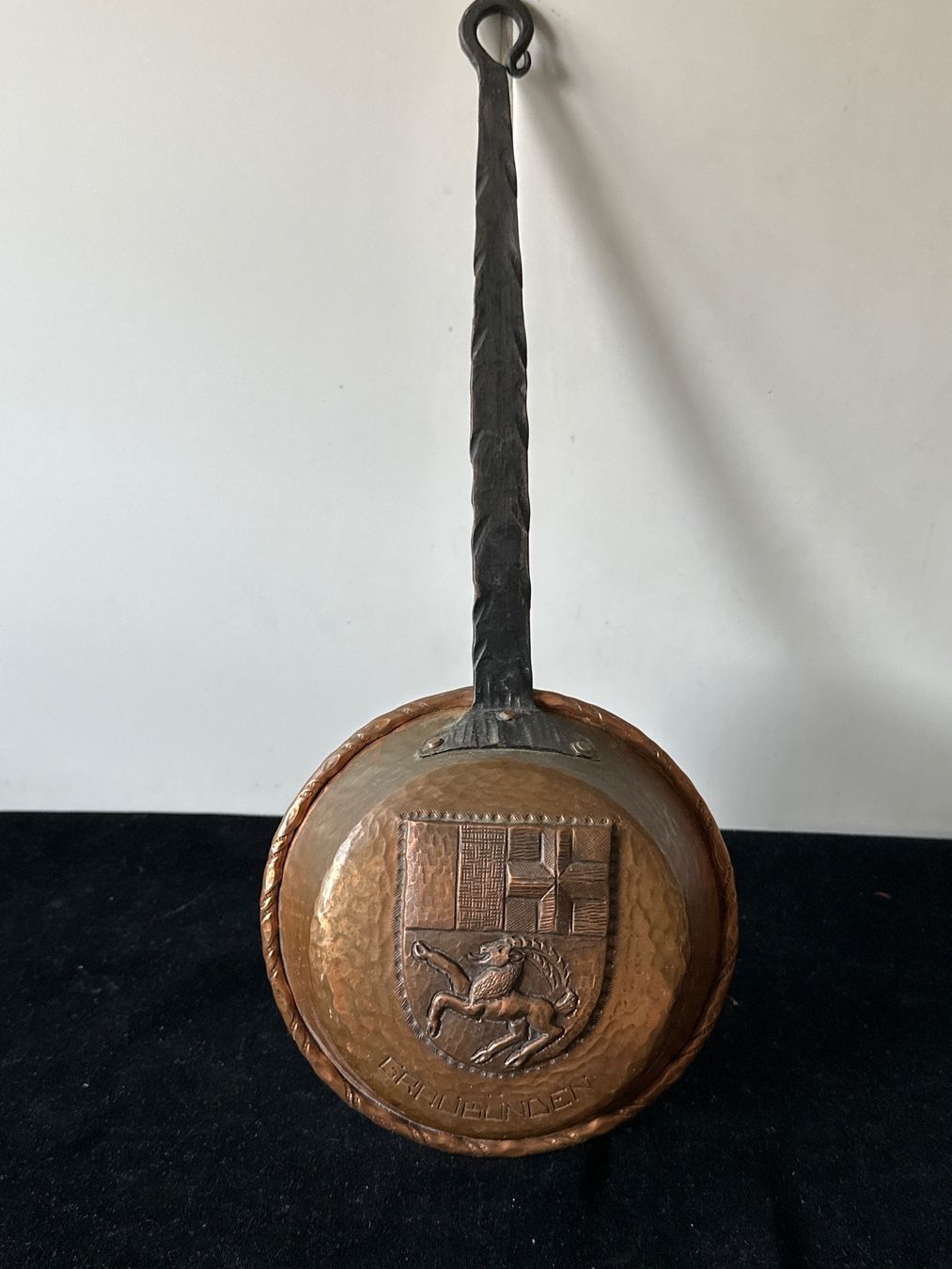 Poêles: Kupfer-Pfanne mit Bündner-Wappen – D'occasion à Zürich par Chaeffeler