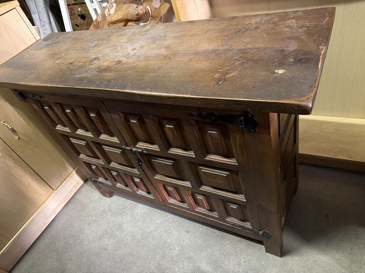 Cassettiere: Sideboard Holz rustikal möbliert Türen mit Schloss – Usato da Herisau venduto da Nluanalucas